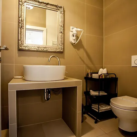 Bed & Breakfast Flex Selfcheckins - - - 8 - Centre 4*